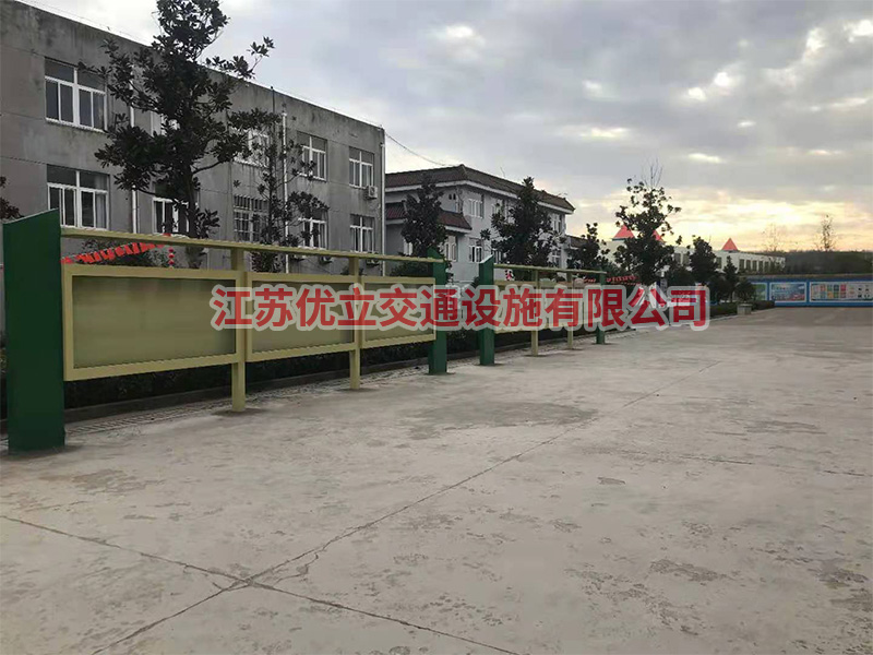 无锡盱眙县校园文化宣传栏发货及安装现场